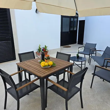 Lemon House * Avola